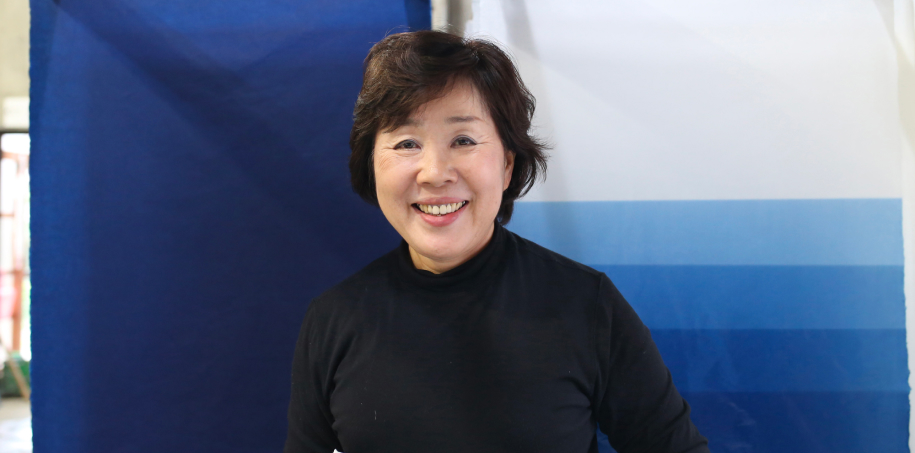 Dyeing artist Mieko Fujimori.